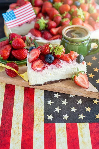 Erdbeer Käsekuchen Mit Amerikanischer Flagge Tisch Nationalfeiertag Patriotisches Frühstück — Stockfoto