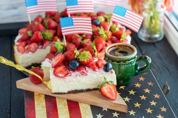 Клубничный Чизкейк Американским Флагом Стол Национальный Праздник Патриотический Завтрак — стоковое фото