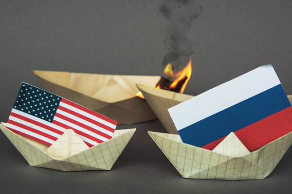 бумажный корабль с флагами США и России. Конфликт, поставка или соглашение о свободной торговле и концепция членства
