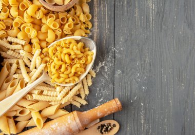 Çeşitli türlerde ve şekillerde çiğ İtalyan makarnası ve spagetti - geleneksel İtalyan yemeği arka planı