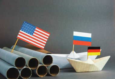 Gaz boruları ve Rusya bayrağı, Almanya. soyut vizyon Nord Stream 2 ABD yaptırımı