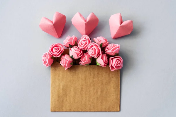 Joyeux Valentine Day Carte Coeurs Papier Fleurs Tombant Enveloppe Sentiments — Photo