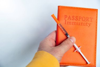 Pasaport, şırınga ve ampul uluslararası aşı sertifikası içeren aşı konsepti Coronavirus salgını sırasında yurtdışına seyahat, yeni uçuş yasağı seyahati, havacılık işi