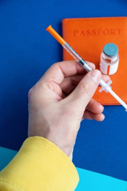 Pasaport, şırınga ve ampul uluslararası aşı sertifikası içeren aşı konsepti Coronavirus salgını sırasında yurtdışına seyahat, yeni uçuş yasağı seyahati, havacılık işi