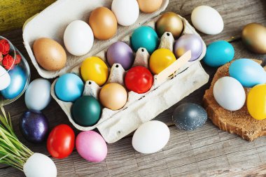 Yumurta tepsisindeki renkli yumurtalar, Mutlu Paskalya kartları arka planı