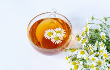 Bir fincan papatya çayı ve papatya çiçeği. doktor tedavisi ve bağışıklık sisteminin önlenmesi, tıp - halk, alternatif, tamamlayıcı, geleneksel tıp