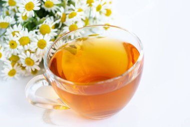 Bir fincan papatya çayı ve papatya çiçeği. doktor tedavisi ve bağışıklık sisteminin önlenmesi, tıp - halk, alternatif, tamamlayıcı, geleneksel tıp
