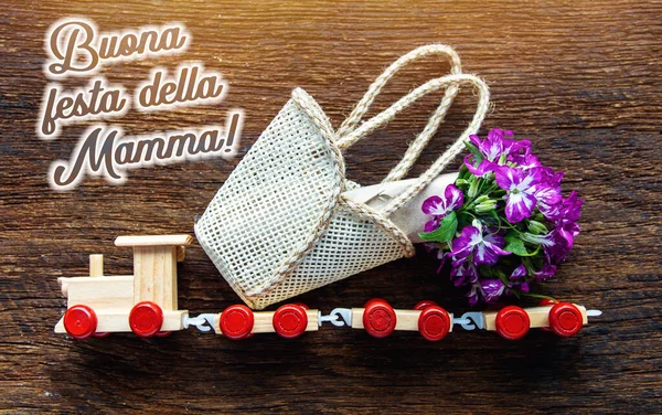 Щасливий День Матері Текст Італійською Мовою Реміснича Композиція Серцевих Квіток — стокове фото