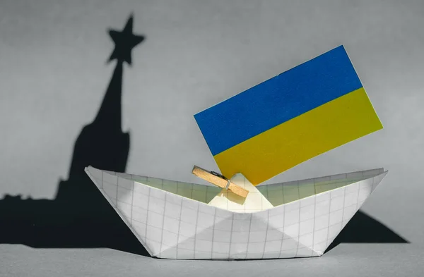 Stín Moskevského Kremlu Nad Vlajkou Ukrajiny Konflikt Vztahů Mezi Zeměmi — Stock fotografie