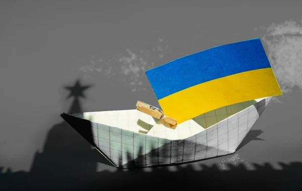 Sombra Kremlin Moscou Sobre Bandeira Ucrânia Conflito Relações Entre Países — Fotografia de Stock
