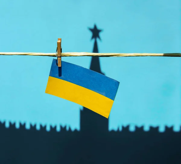 Тінь Московського Кремля Над Прапором України Конфлікт Відносин Між Країнами — стокове фото