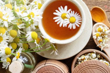 Bir fincan papatya çayı ve taze papatya çiçeği arkaplanı, tedavi ve bağışıklık konsepti, ilaç