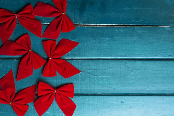 Red bow-tie ( Christmas )  lie on bright blue wooden table. spac — Stock fotografie