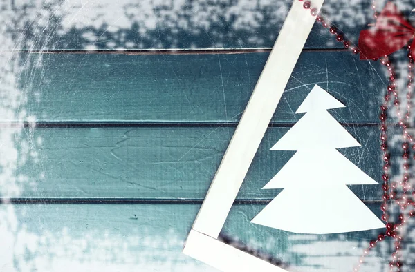 Papper julgran på blå trä bakgrund. Gott Nytt År — Stockfoto