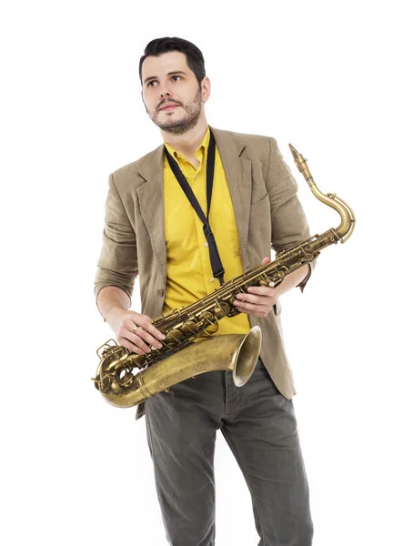 Саксофонист, играющий на саксофоне в студии, изолированной на белом — стоковое фото
