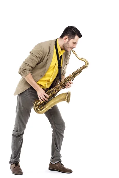 Чоловік саксофоніст грає саксофона в студії ізольовано на білому — стокове фото