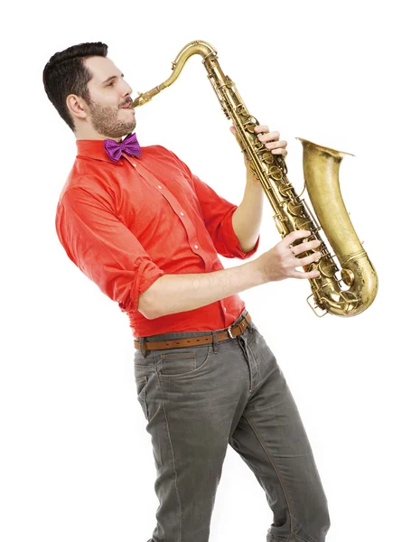 Саксофонист в красной рубашке с фиолетовой бабочкой, изолированной на белом — стоковое фото