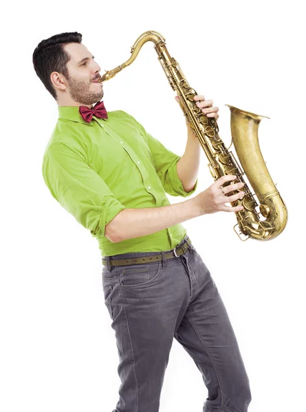 Saxofone player em camisa de oliva com laço vermelho isolado em branco — Fotografia de Stock