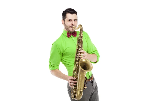 緑のシャツとネクタイは、白で隔離のサックス奏者 — ストック写真