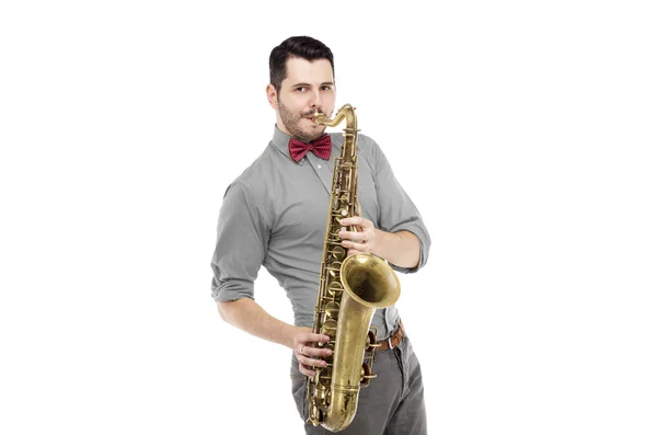 Саксофонист в серой рубашке с бабочкой, изолированный на белом — стоковое фото