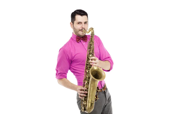 Саксофон гравець в рожевій сорочці з бантом, ізольований на білому — стокове фото