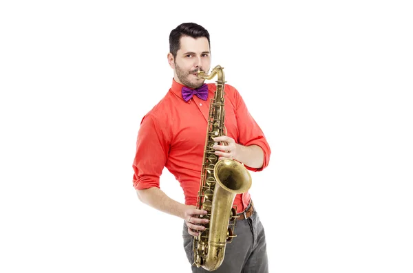 Saxofone jogador em camisa vermelha com laço isolado em branco — Fotografia de Stock