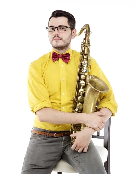 Saxophoniste en chemise jaune avec noeud papillon, isolé sur whi — Photo