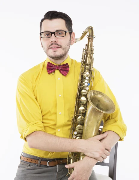 Саксофон гравець в жовтій сорочці з бантом, ізольований на білому — стокове фото