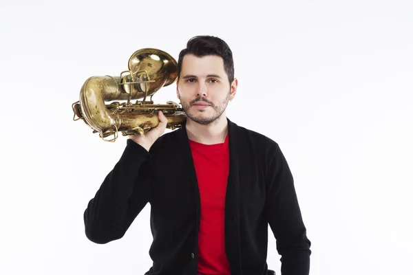 Saxofone jogador em t-shirt vermelha e casaco preto com saxofone tenor — Fotografia de Stock