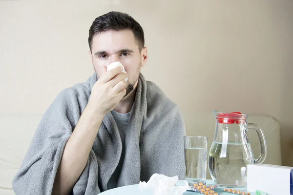 Homem gripe fria doença tecido soprando corrimento nasal. Homem a assoar o nariz — Fotografia de Stock