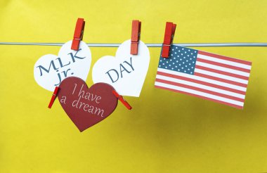 Kalpler - metin, ABD (Amerika) bayrağını Renkli mandal (clothespin) mavi bir arka plan karşı bir satırındaki için yer beyaz. Amerika Birleşik Devletleri kavramı - Martin Luther King günü. Bir rüya kolaj var. 18 Ocak