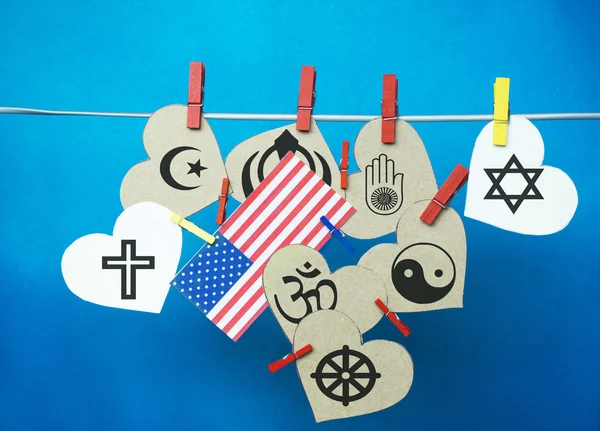 White  hearts,  USA ( America) flag hanging on colorful pegs ( clothespin ) on a line against a blue background.  United States of America  Concept - Religious Freedom Day (January 16) — Stock Photo, Image