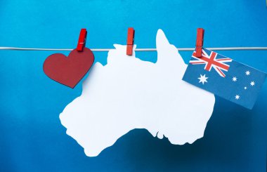 Beyaz Avustralya haritalar ve bayrağını mandal (clothespin) üzerinde bir 