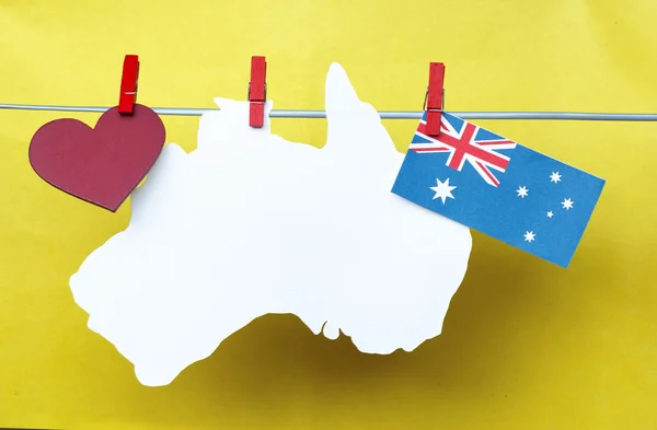 Branco mapas australianos e bandeira pendurado pinos (clothespin) em um — Fotografia de Stock