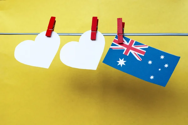 Branco dois corações e bandeira australiana pendurado em pinos (clothespi — Fotografia de Stock