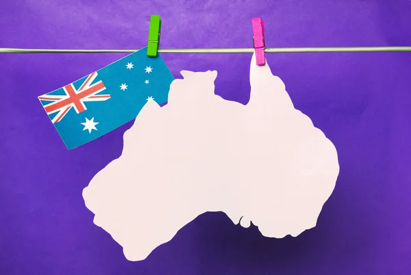 Australische Landkarte und Flagge hängen an Wäscheklammern — Stockfoto