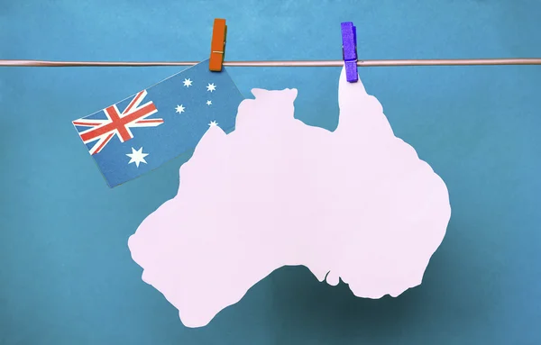 Australische Landkarte, Flagge hängt an Wäscheklammern gelb zurück — Stockfoto