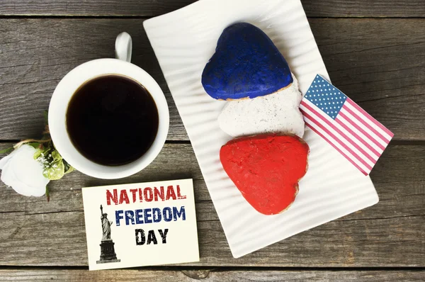 Galletas en forma de corazón de color rojo, azul, blanco. Taza de café (té ) — Foto de Stock