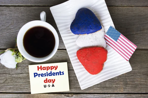 Galletas en forma de corazón de color rojo, azul, blanco. Taza de café (té ) — Foto de Stock