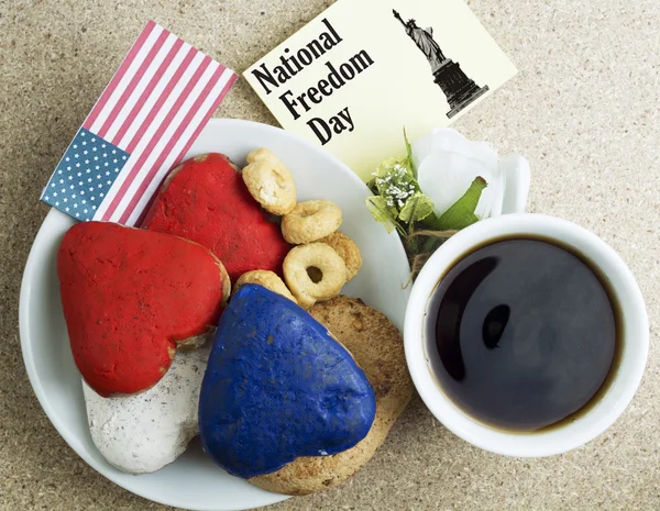 Galletas en forma de corazón de color rojo, azul, blanco. Taza de café (té ) — Foto de Stock