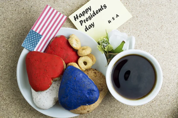 Herzförmige Kekse Farbe rot, blau, weiß. Tasse Kaffee (Tee)) — Stockfoto