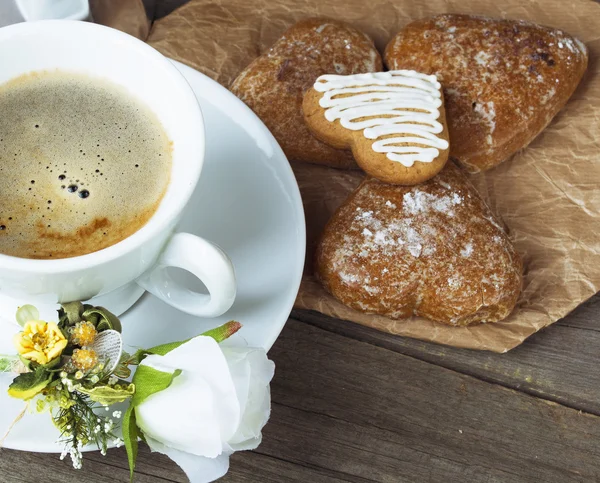 Kue berbentuk hati, secangkir kopi, karangan bunga — Stok Foto