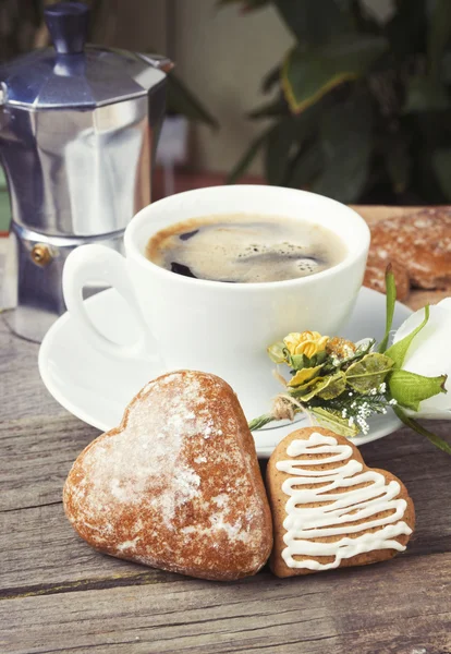 Kue berbentuk hati, secangkir kopi, karangan bunga — Stok Foto