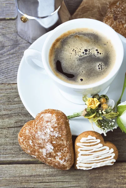 Kue berbentuk hati, secangkir kopi, karangan bunga — Stok Foto