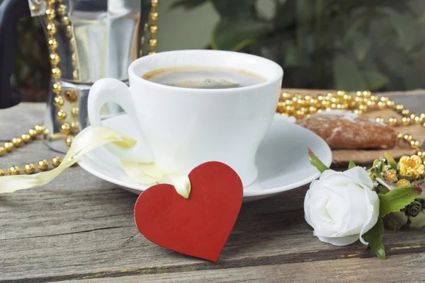 Καρδιά σχήμα cookies, φλιτζάνι καφέ, μπουκέτο λουλούδια παιχνίδι δια — Φωτογραφία Αρχείου