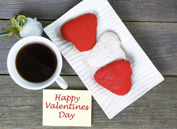 Hartvormige koekjes rood, kopje koffie thee, decoratie (witte f — Stockfoto