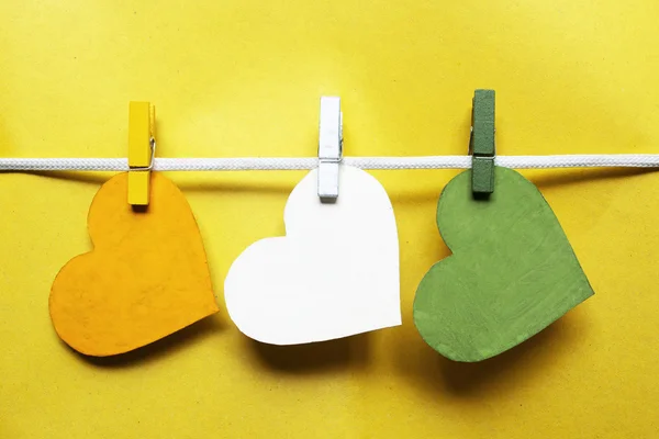 Corações em clothespins pendurados nas cores da bandeira da Índia - laranja, whi — Fotografia de Stock