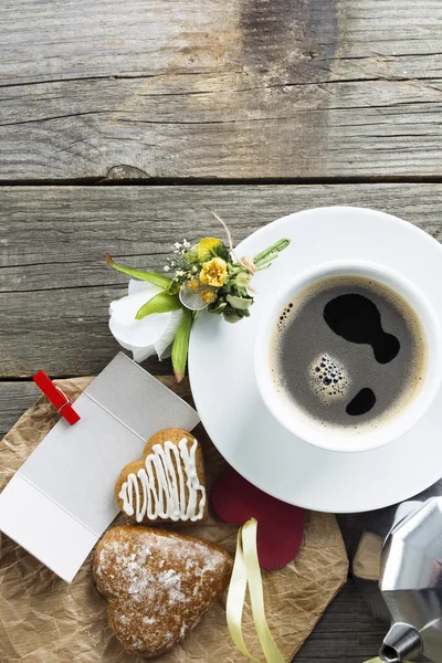 Galletas en forma de corazón, taza de café, ramo de flores decorat — Foto de Stock