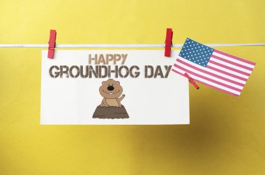 Beyaz zarf, sevimli yüz groundhog ve metin mutlu bugün aslında dündü