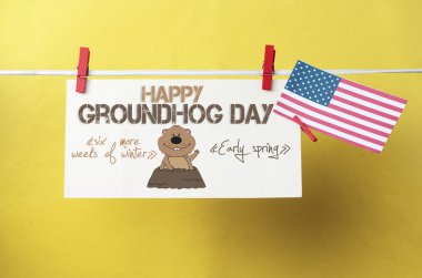 Beyaz zarf, sevimli yüz groundhog ve metin mutlu bugün aslında dündü